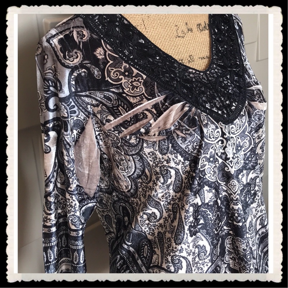 Unity World Wear top blouse tan black V neck 3/4 sleeve paisley Size Medium